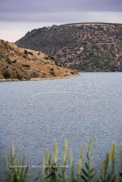 Image du Maroc Professionnelle de  Le Barrage Allal Al Fassi est situé dans la Province de Sefrou sur Oued Sebou avec un volume de stockage de 63.7 Mm3, il contrôle un bassin versant de 5.400 km2. Ce Barrage a été mis en service en 1990. But de l'ouvrage  production d'électricité, irrigation et protection contre les crues, Jeudi 8 septembre 2005. (Photo / Abdeljalil Bounhar)